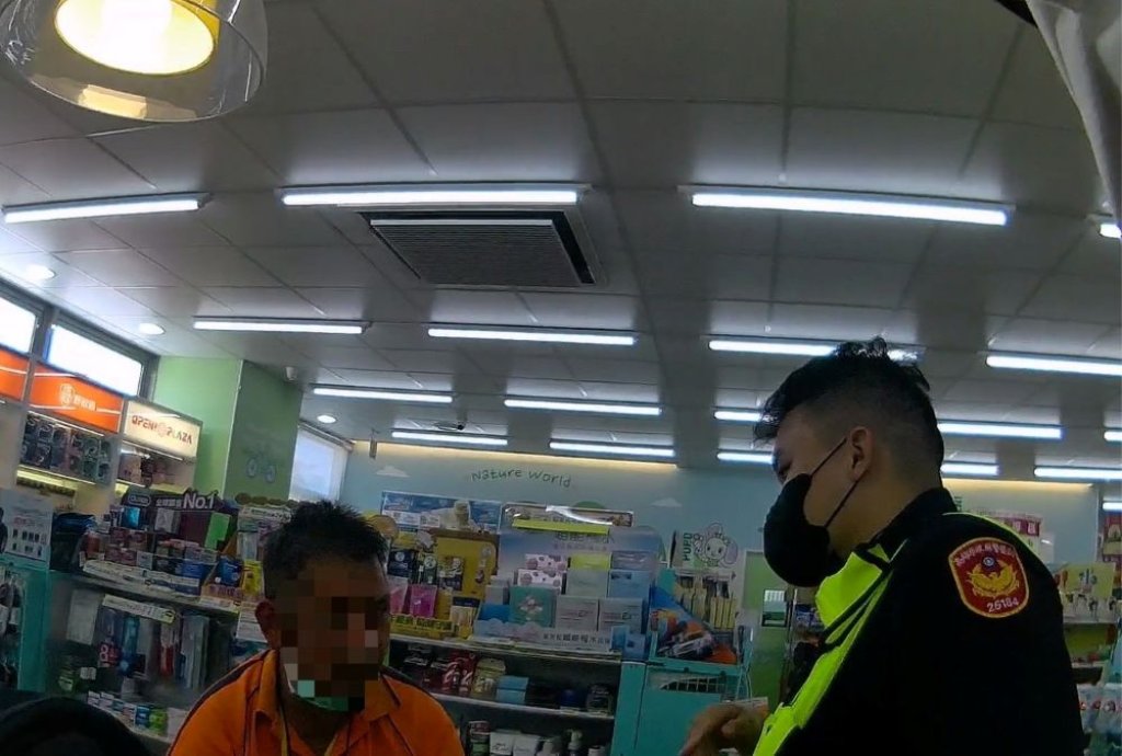 男子外出求職身體不適　美濃暖警暖心援助助平安返家