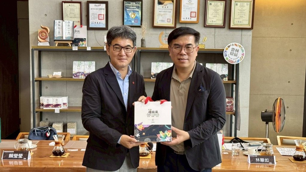 從咖啡渣到機能纖維　古坑拚咖啡循環經濟示範基地，劉建國、彭啟明實地考察