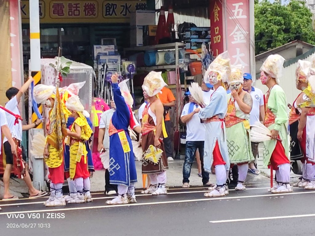 城隍生日  雨天出巡著雨衣