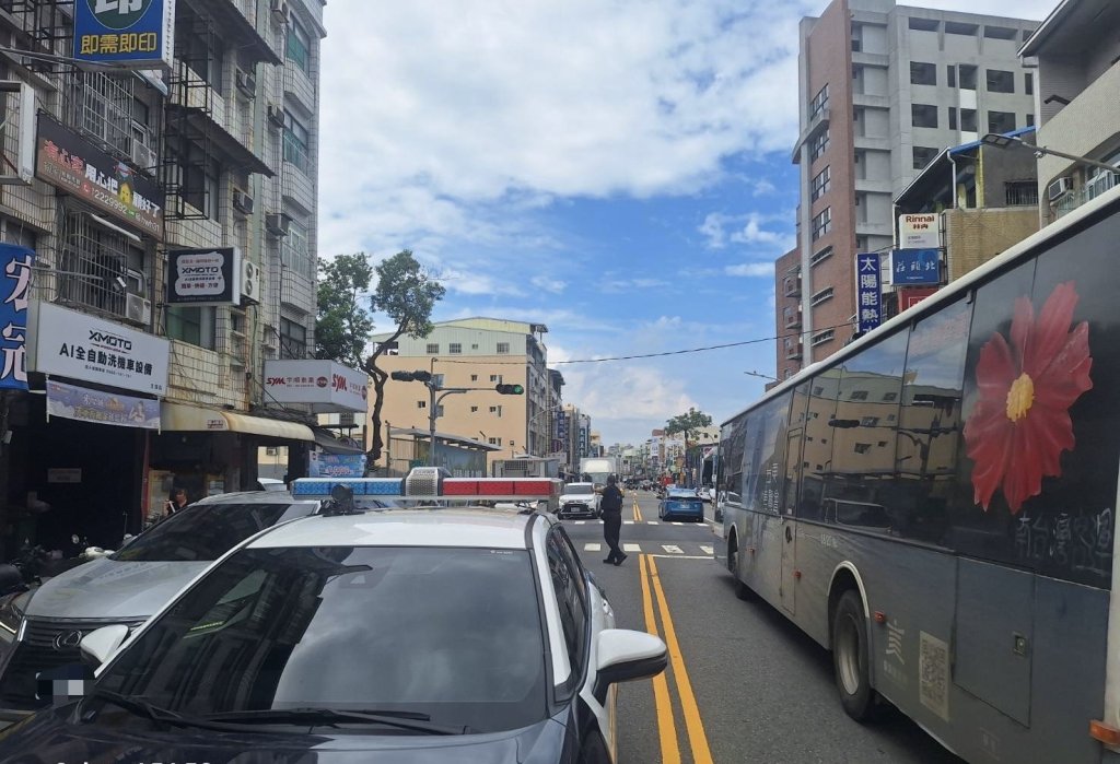 汽車故障拋錨卡路中 保大暖警及時解圍