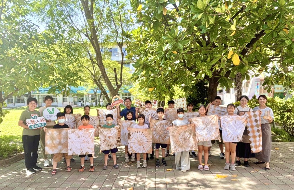 林園國小暑期夏令營創新課程　腳下泥土化身天然染料　混齡共學探索土地