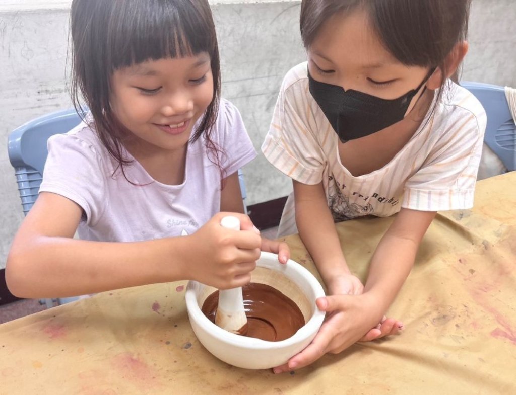 腳下的泥土竟能變染料！林園國小暑期夏令營玩工藝　混齡共學探索土地色彩