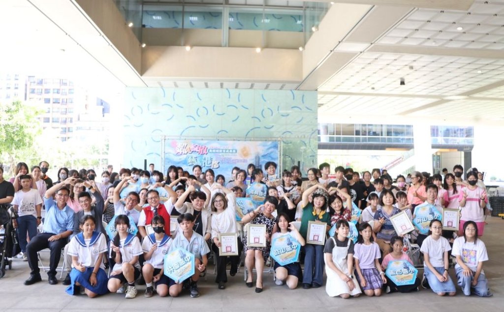 粼光映港都！高雄14校美術班140件創作齊聚圖書館　青春創意一次看