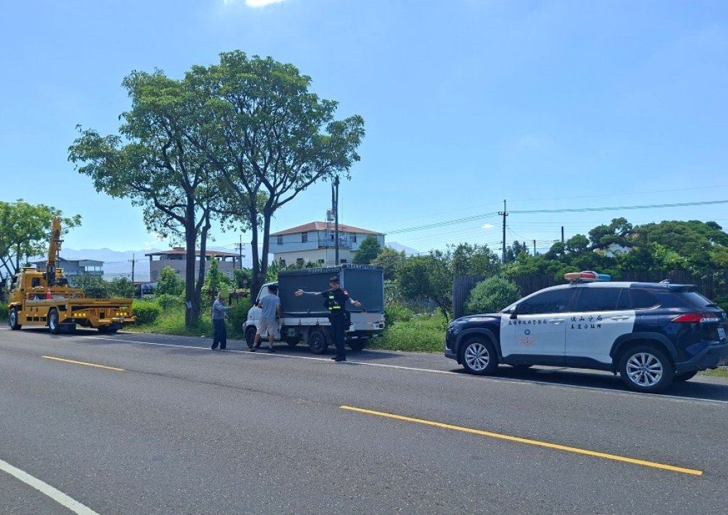 烈日下招手求助　美濃警即時伸援助老翁排除困境