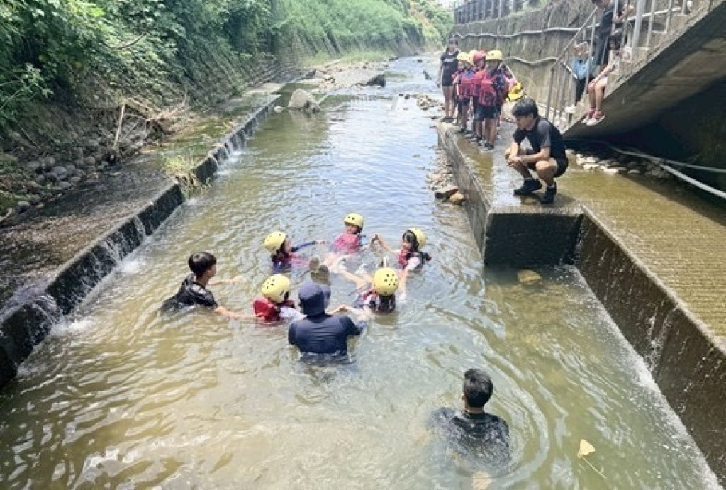 溪流當教室、眷村變跑道！嶺口國小五天暑期夏令營，讓偏鄉孩子玩出自信與認識家鄉