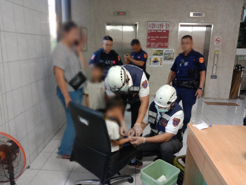 幼童意外受傷求助 保大警暖心照護並通報馳援