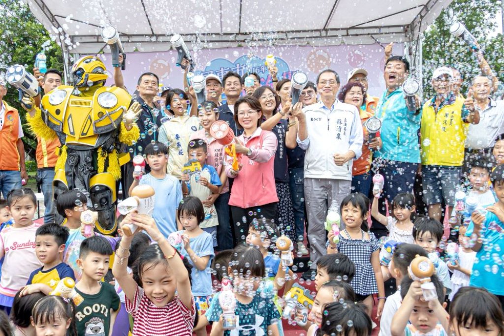 千禧公園變身夢幻水樂園！「夏日泡泡趴」巨型滑水道千人戲水降溫