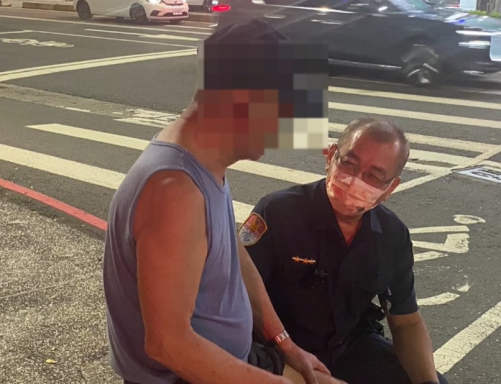 【長者深夜迷途　捷警暖心護送平安返家】