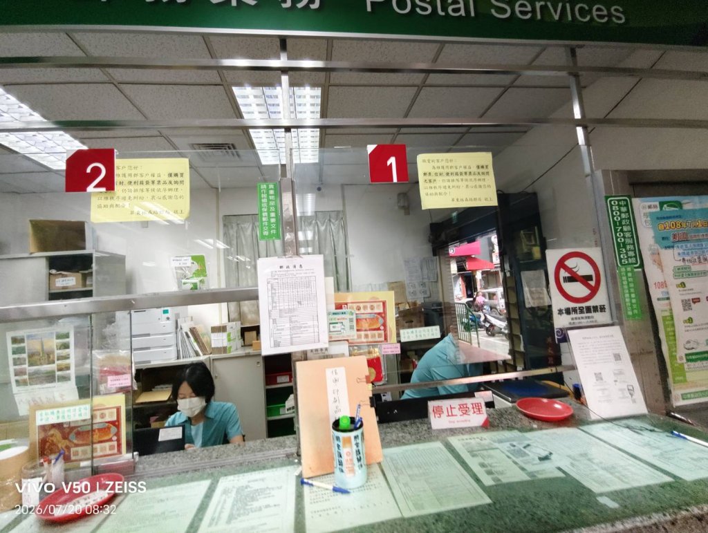 用郵達人郵局櫃台買郵票   分享手寫信珍藏的往事