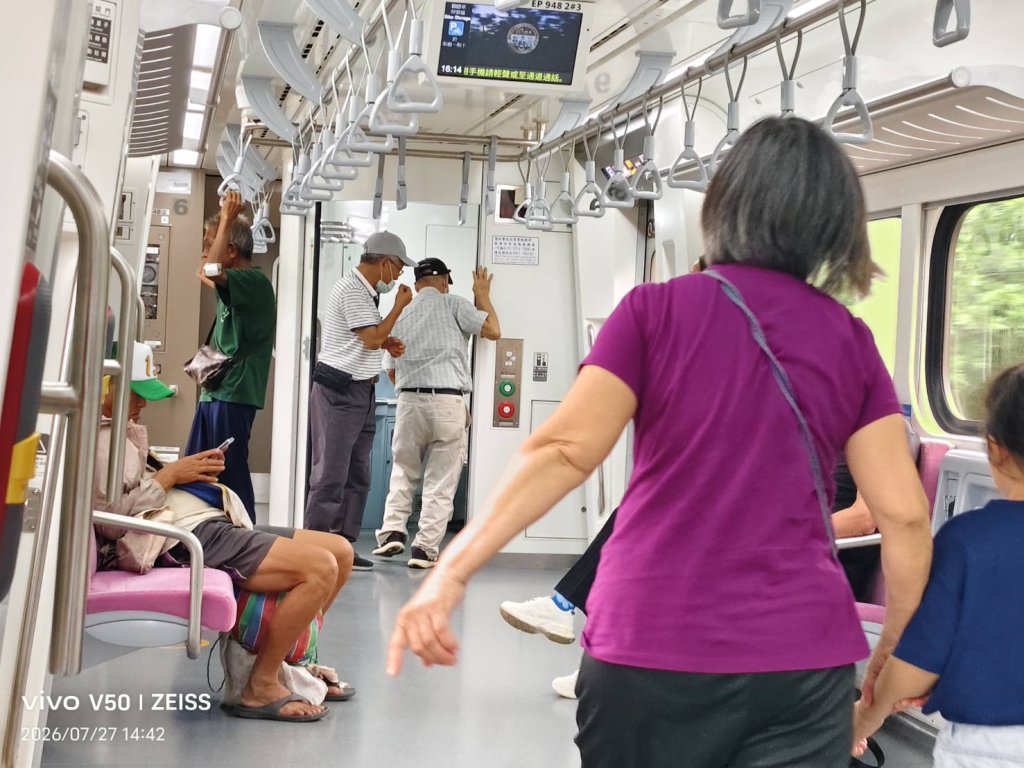 白綠相間的帽子大叔  充滿正義感  兼當列車便所所長