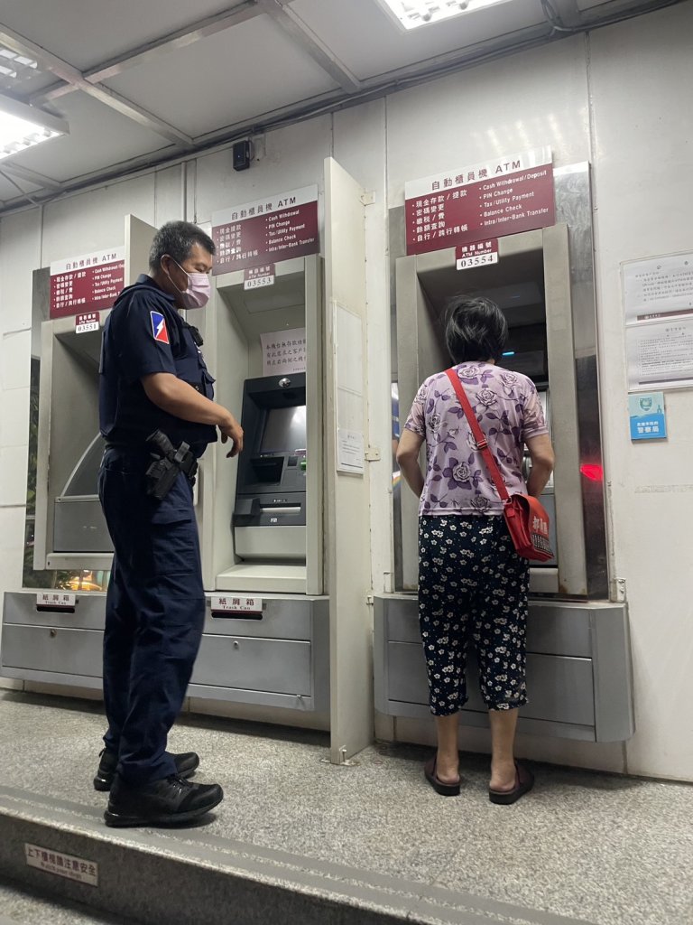 「帳戶遭凍結」又是老掉牙詐術 保大警一句話點醒婦人保住積蓄