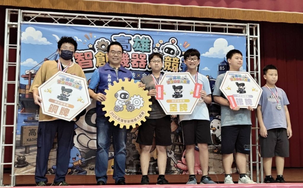 首屆高雄市智創機器人大賽登場，上百支隊伍參賽較勁，地主隊一甲國中勇奪金銀雙獎