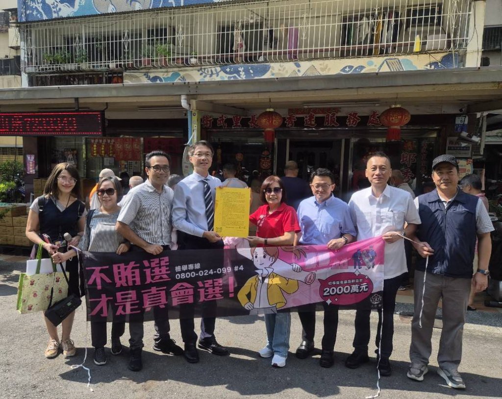 落實最高檢總長反賄指示！ 黃元冠檢察長親訪衛武社區，遞交里長反賄宣導信
