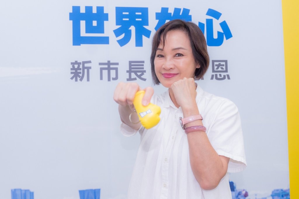柯志恩「鐵拳」出擊！簽高教產六大訴求　宣示當選打造「教育市長」