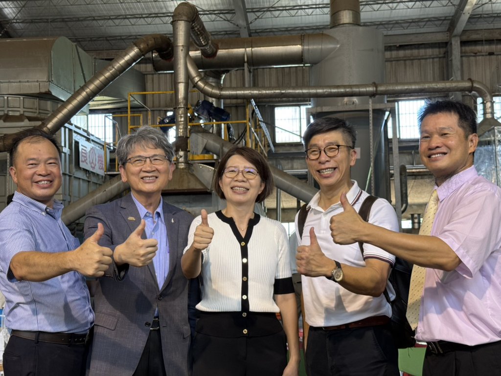 鍾佳濱考察循環原料飼料工廠，農政單位、養豬業者交流座談尋解方