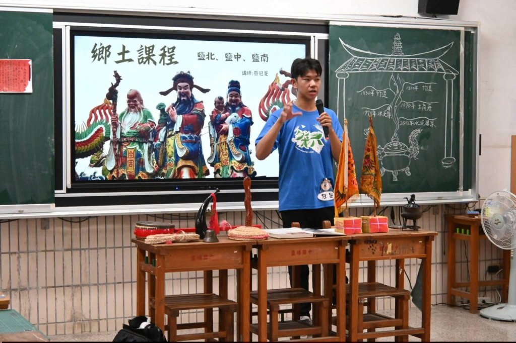 大一新生  回國中母校擔任暑期鄉土教育講師