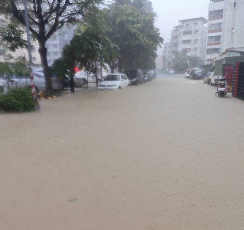 砸5.8億治水「連淹2天」！鼓山三路黃泥淹沒道路 居民狂問：預算到底花去哪？