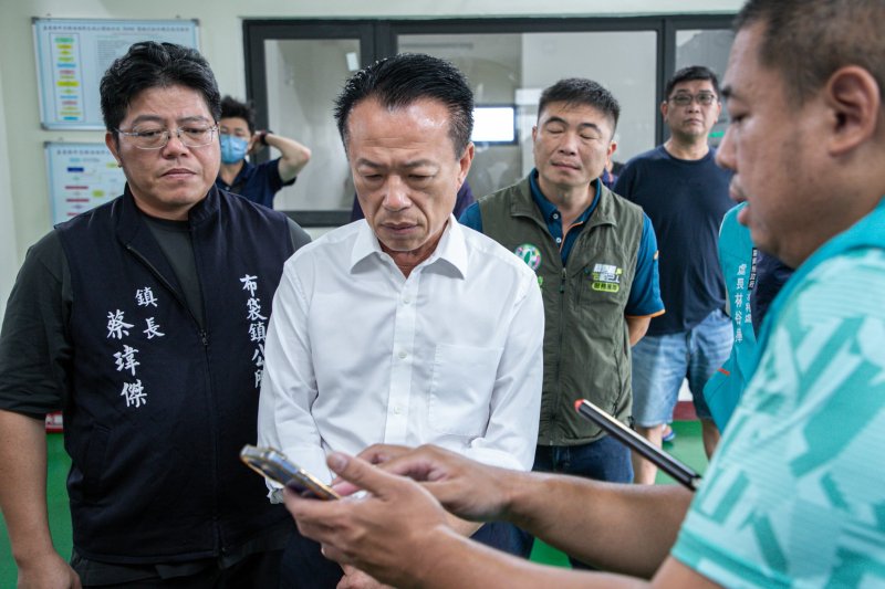 翁章梁視察防汛整備，提醒民眾減少非必要外出
