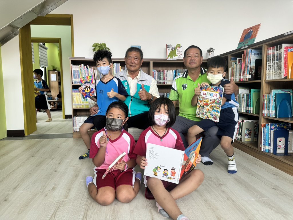 10月22日吳亮慶鄉長帶領長興國小二年級生參訪本鄉圖書館