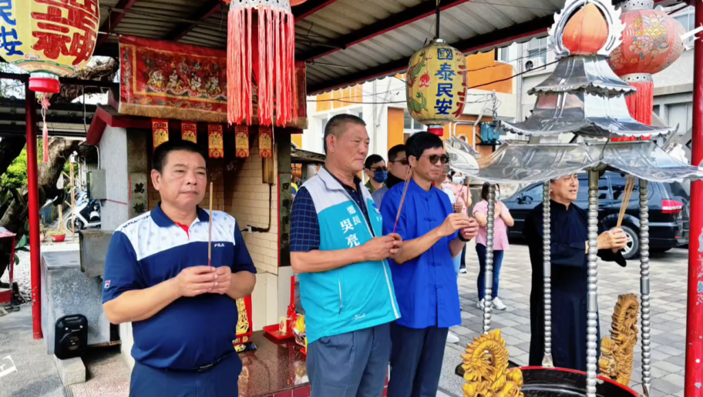 六堆客家園區何金樑主任至鄉公所迎請土地公