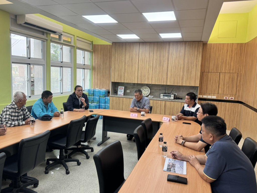 11月25日10 時鄉長接待崙上社區發展協會來訪陳情衡嶽壇伯公廟既存事實ㄧ案，鄉長聽取社區耆老敘明原