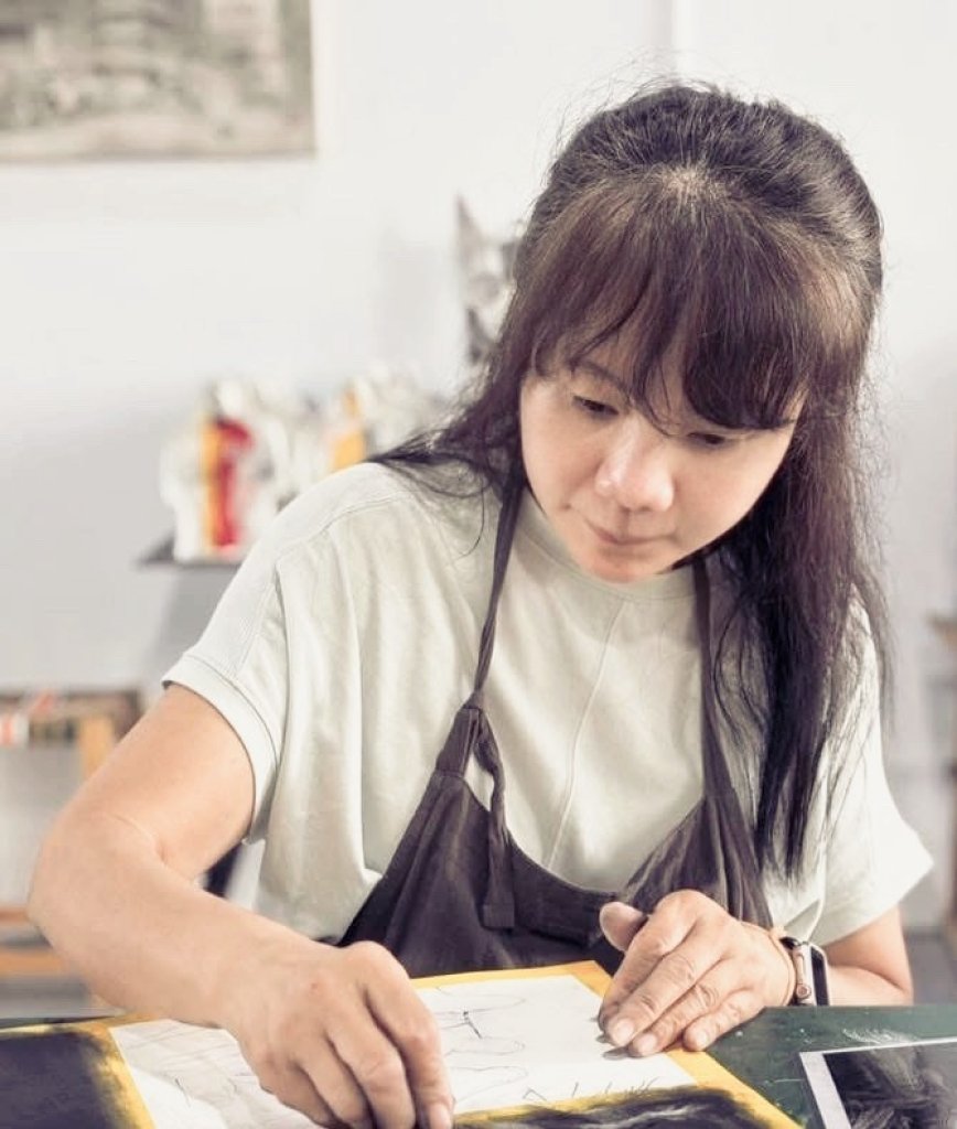 張桂蓮膠彩畫展進駐顏和牙醫診所　23 幅花卉新作展現療癒力量