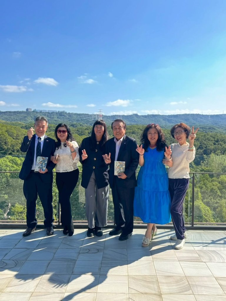 訪團於苗栗山城的平台合影留念，山林美景與藝術交流相映成趣，為此次台日文化互動增添更多美好記憶。