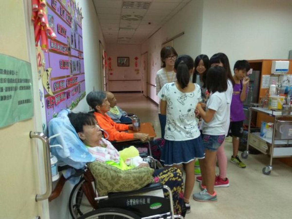 慈德孩子們到濟興長青園服務