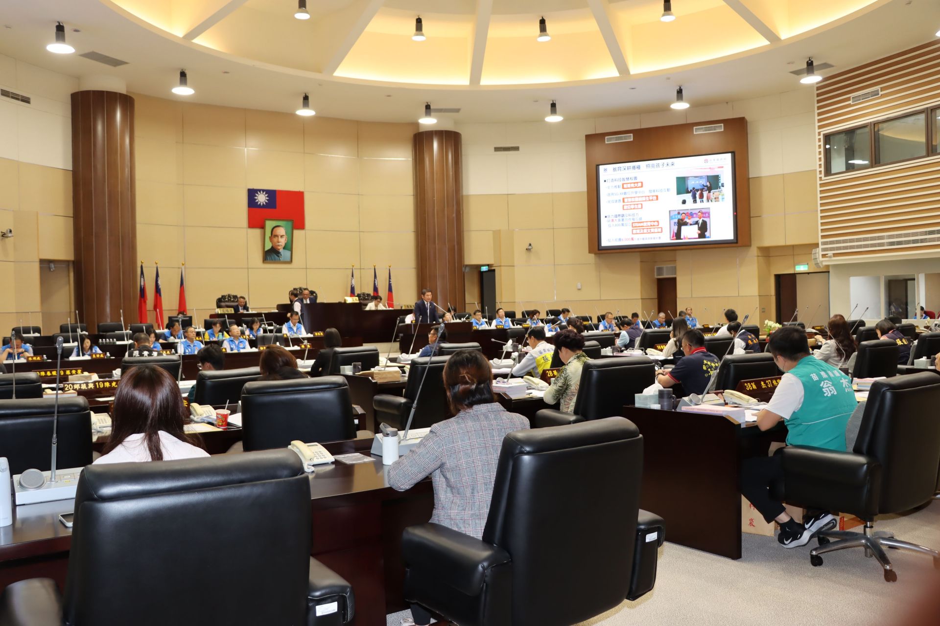 縣長鍾東錦定期會施政報告「期勉縣府團隊勇於破框思考引領苗栗的永續與繁榮」