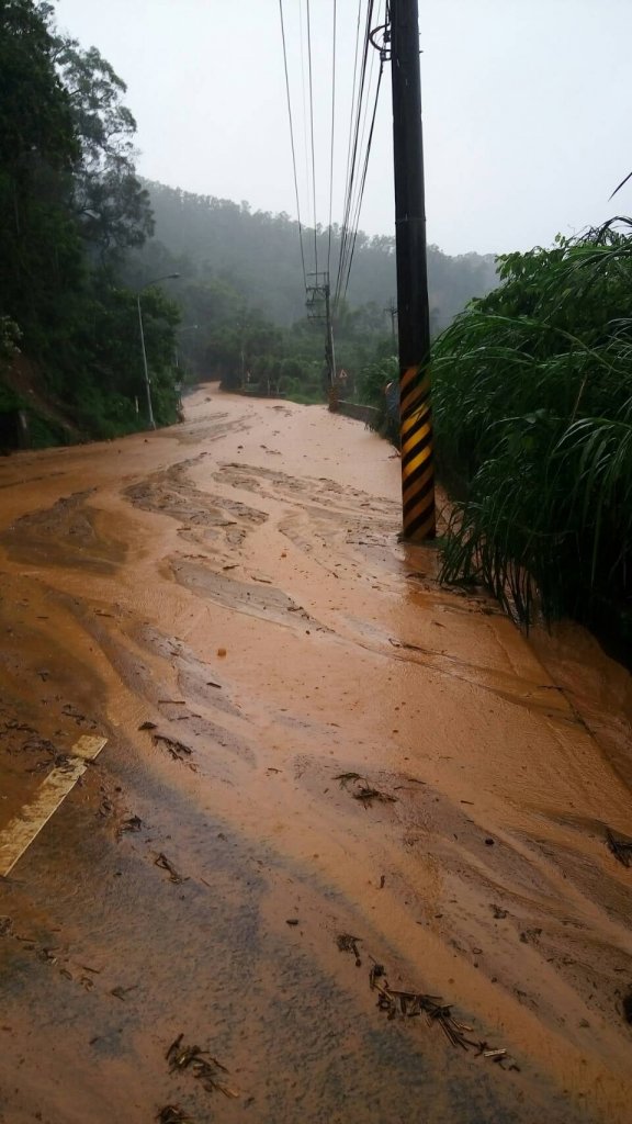 因受到豪雨影響，苗栗縣多條道路有落石、坍方情形，提醒用路人避免前往或改道而行，以保障通行安全。