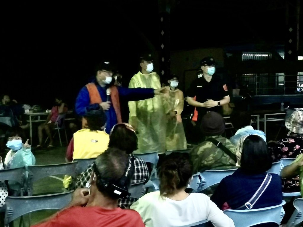 泰武鄉公所結合內埔警消　夜間進行黃色警戒區勸離工作安置152名族人