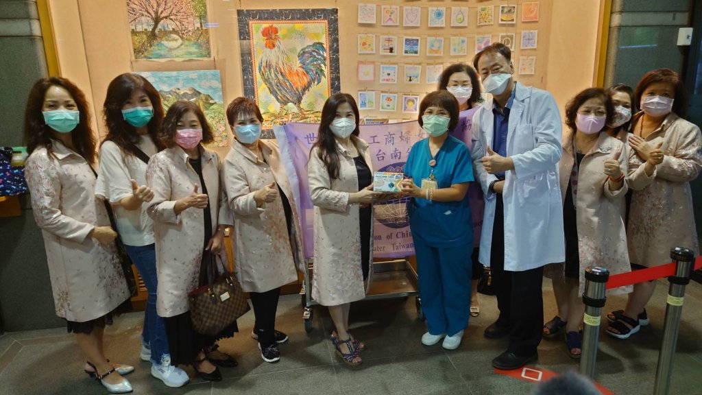 世界華人工商婦女企管協會大台南分會長蘇月珍與成員 捐贈成大醫院急診醫學部 讓醫護人員的鼻樑避免受傷