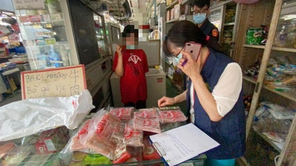 追！追！追！警急動員查獲越女販售「越南酸肉」及過期商品開罰