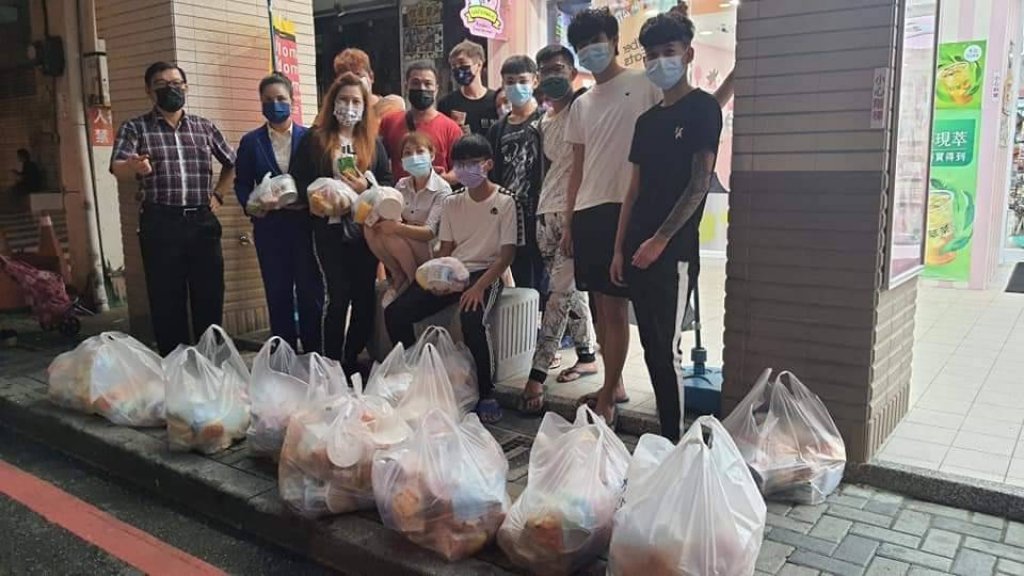 越南新住民阮惠惠深夜與友人發放物資給遊民
