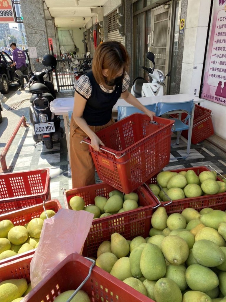台南知名口才訓練講師謝詠琳將1000公斤的柚子做公益
