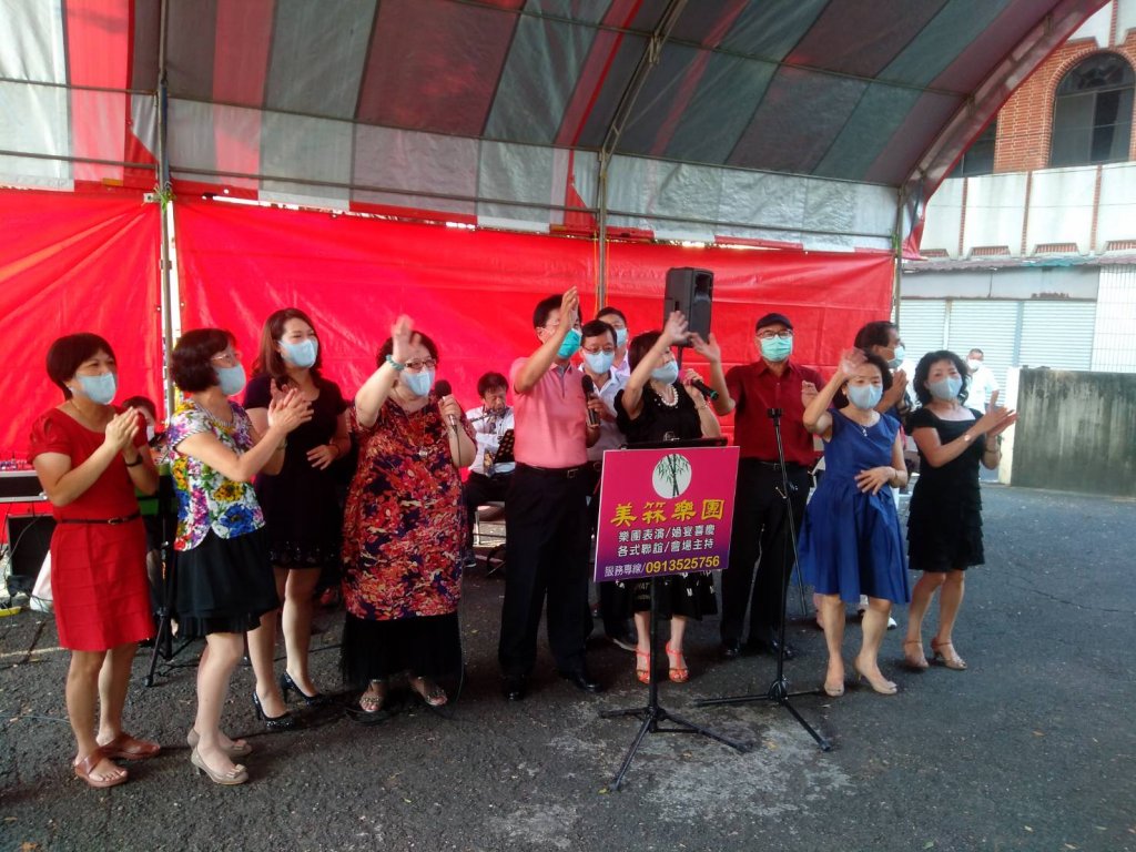 建平里歌唱班受邀到台南開基玉皇宮為「萬應公媽」演唱祝壽