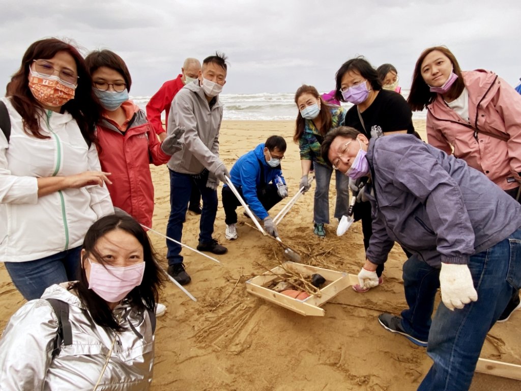 守護生態愛地球愛和平　靈鷲山佛教教團淨灘看沙雕向海致敬