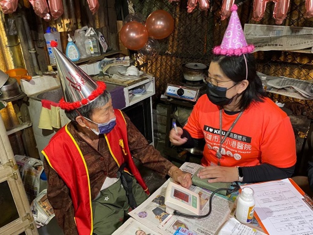 小港醫院與華山基金會「I CARE」孤老  阿嬤81年來第一次過生日慶生