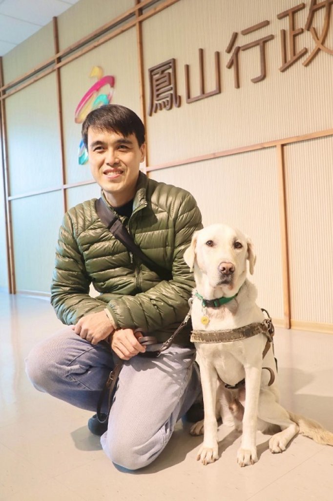 校園心靈捕手 小港國中視障輔導老師黃英俞 導盲犬陪伴  守護學生、療癒自己 一隻導盲犬，讓他重新認識世界的美好，用心守護學生