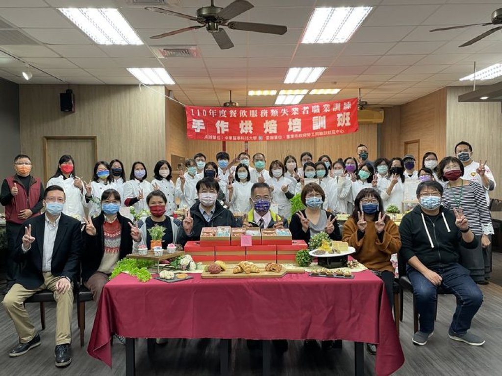 中華醫大手作烘焙培訓班結訓 26位學員端出各式烘焙點心麵包展現學習成果