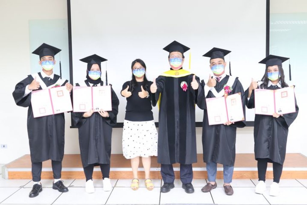 中華醫大第一屆新南向國際產學合作專班畢業典禮 61位印尼生開心大學畢業