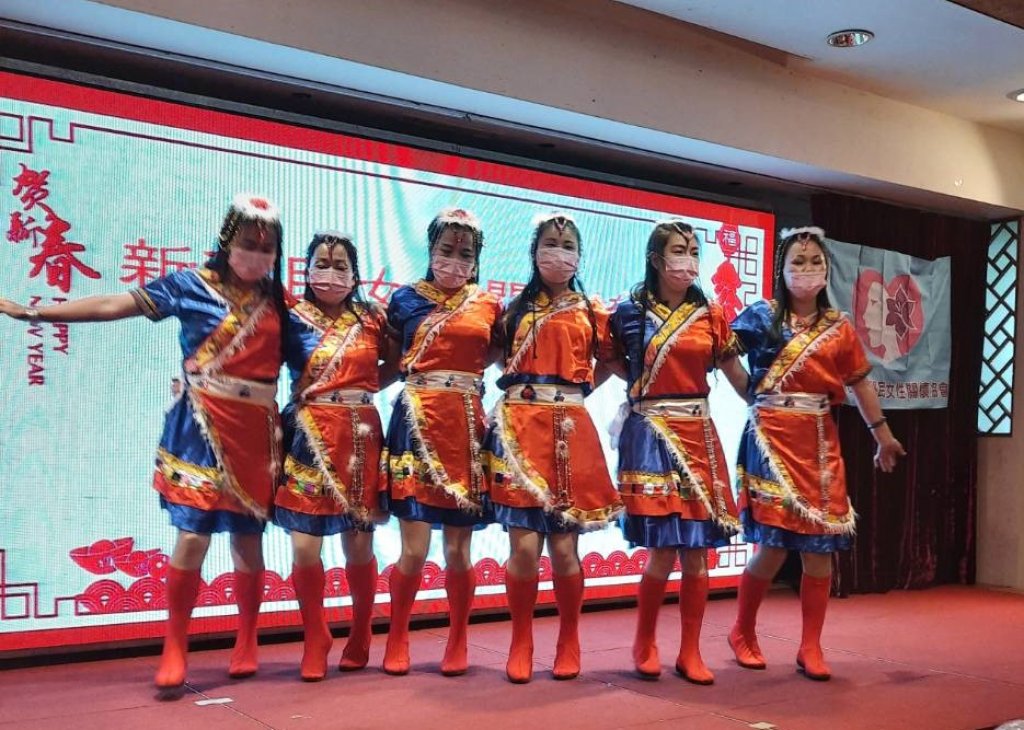 台南市新移民女性關懷協會新春聯誼，新住民舞團表演民族舞蹈