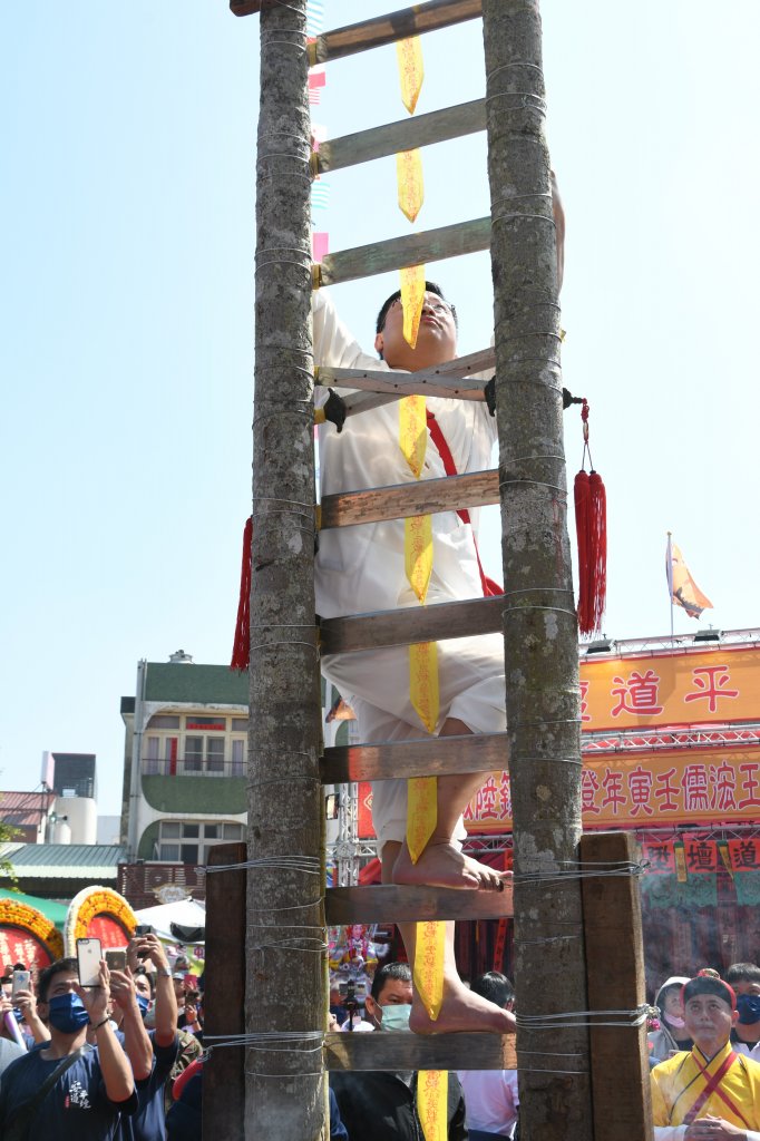 王浤儒登刀梯  完成「安平道壇」第三代掌門人儀式