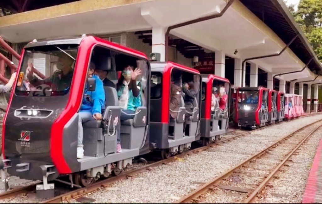 烏來台車兩列新車首度亮相　新竹林管處邀您走訪山城體驗輕軌旅行