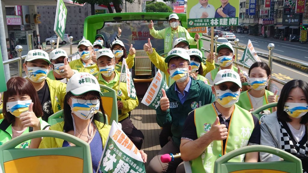 雙層觀光巴士變身大戰車  林建南化身導覽員兼拜票