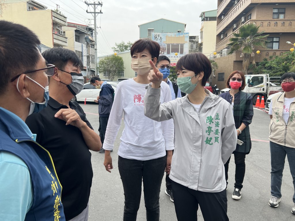 陳亭妃陳怡珍會勘爭取慈雲寺前電桿地下化