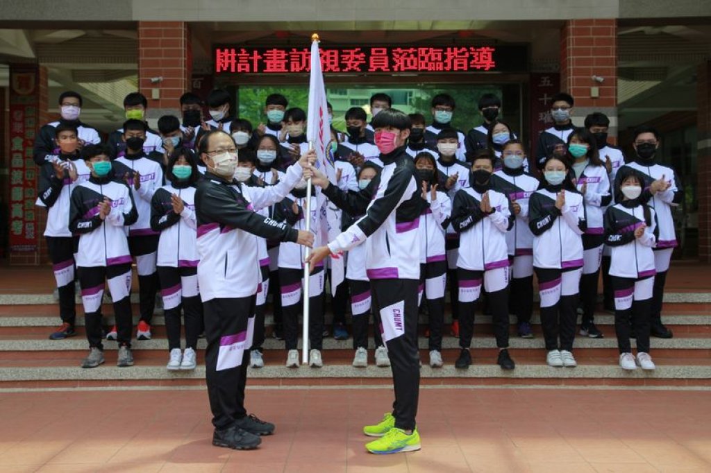 中華醫大田徑代表隊出征全大運授旗 愛爾麗醫療集團暖心贈選手衣和加菜金