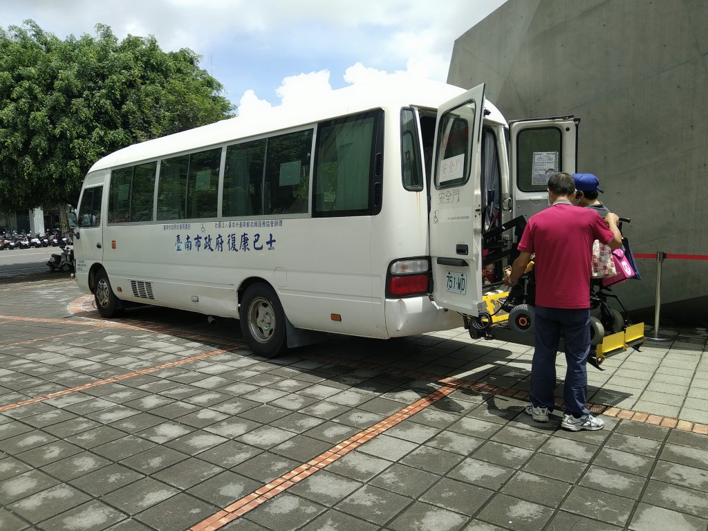 身障人士走出門看藝術展演 南市社會局提供復康巴士接送