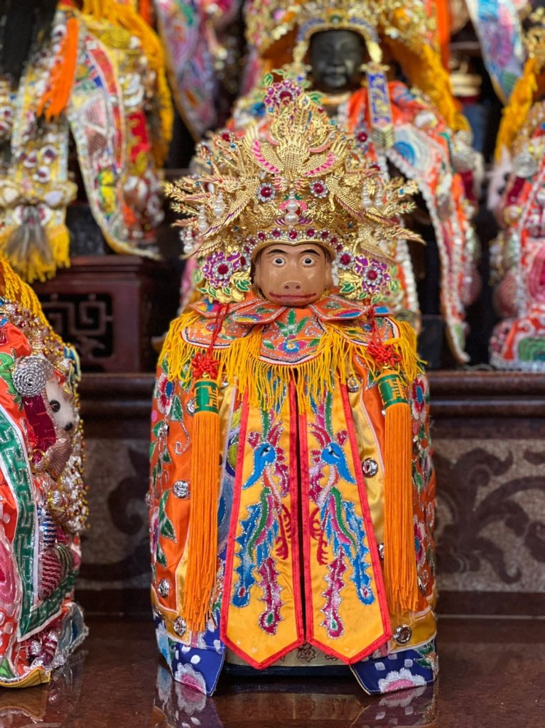 北門井仔腳鹽田旁的鎮海將軍廟「豬母娘娘」百年來首度披神衣