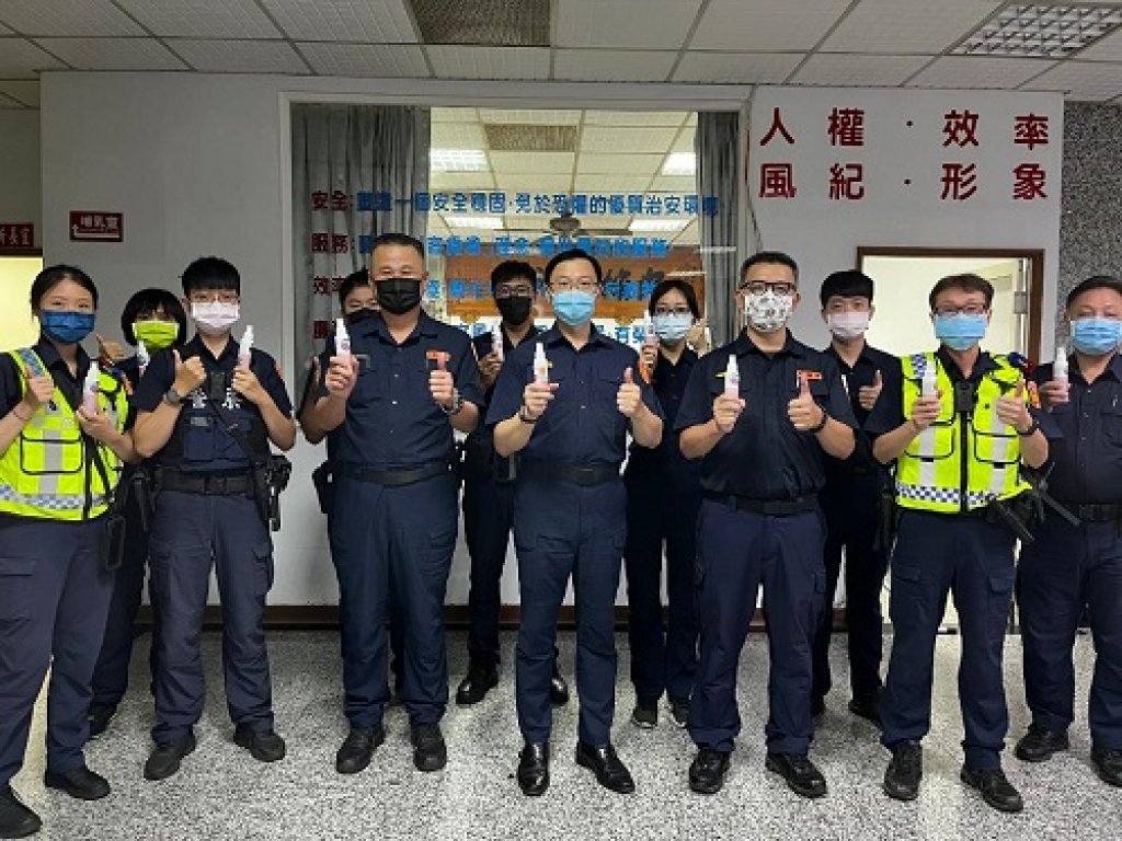  向警察英雄們致敬 鼓山分局長蔡鴻文親送健康防護到同仁手上